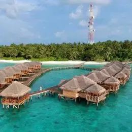 Water Villa на Фихалхохи с воздуха: домики на сваях у зелёного острова