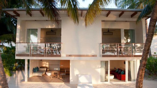 Two Bedroom Family Beach House на Кандуме: двухэтажный дом среди пальм
