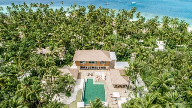 image-https://maldivus.ru/media/villas/2917/image/260x260/three-bedroom-royal-beachfront-residence-villa-70423.webp