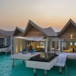 Overwater Pool Villa Ocean на Куредивару снаружи в вечернем свете