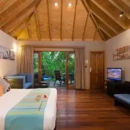 Спальня Beach Villa на Велиганду с широкой кроватью и дверью в сад