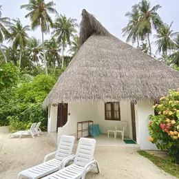 Premium Beach на Фихалхохи: круглый домик под соломенной крышей и лежаки на песке