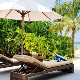 Beach Pool Villa Sunset на Куредивару: шезлонги под зонтом у выхода к пляжу