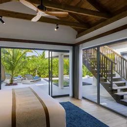 Спальня Beach Pool Villa Deluxe на Куредивару с выходом в сад и лестницей наверх